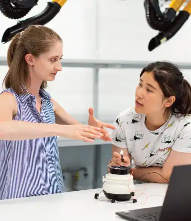 2 women discussing an idea